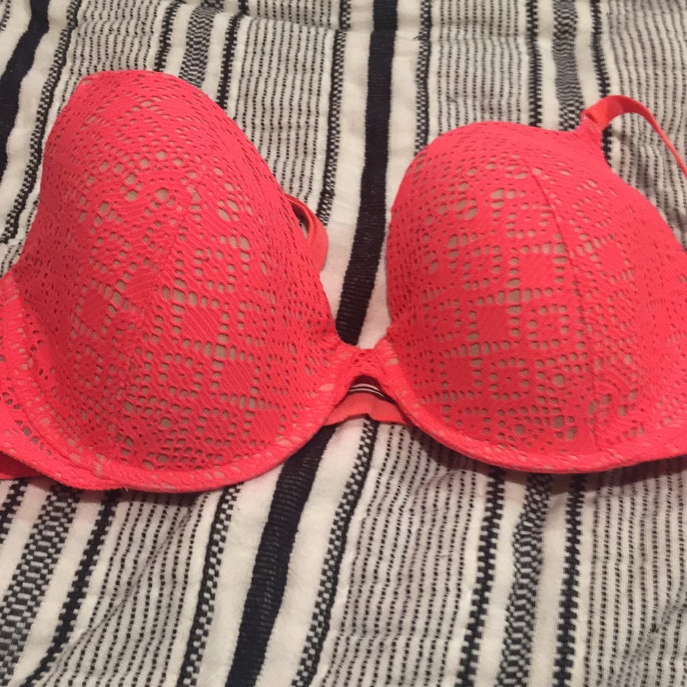 Victoria’s Secret bra size 36 D.